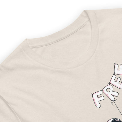 Heather dust color tee with an alien holding balloons that spell the word free close up
